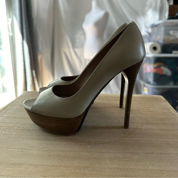 Burberry heels size 38 Euro.EUC.Tiny indent on right shoe. (see pics) - Picture 4 of 10